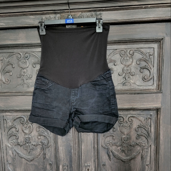 Black maternity shorts - Picture 1 of 3